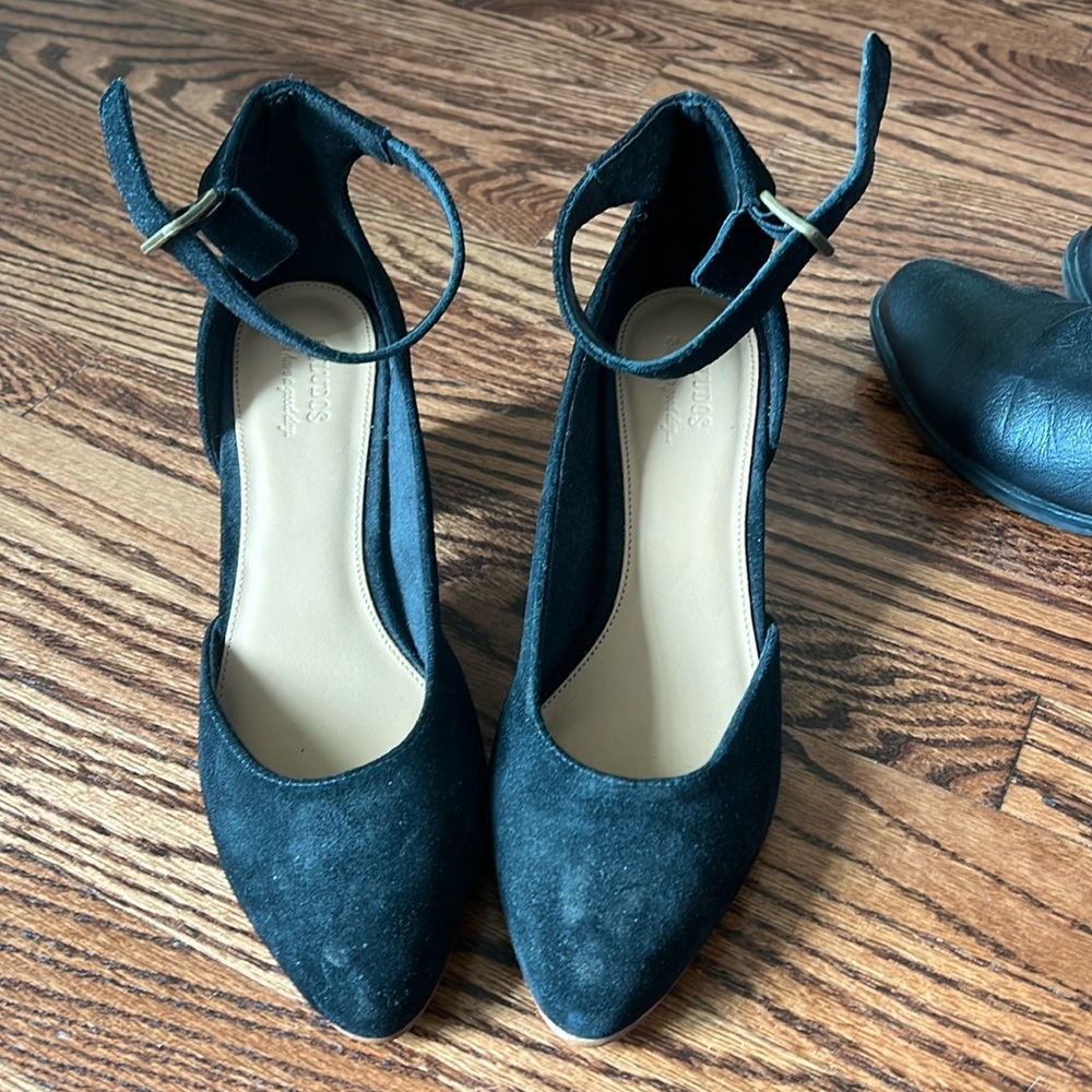 Sólidos Collette black velvet size 8 heels with ankle strap. Never worn.